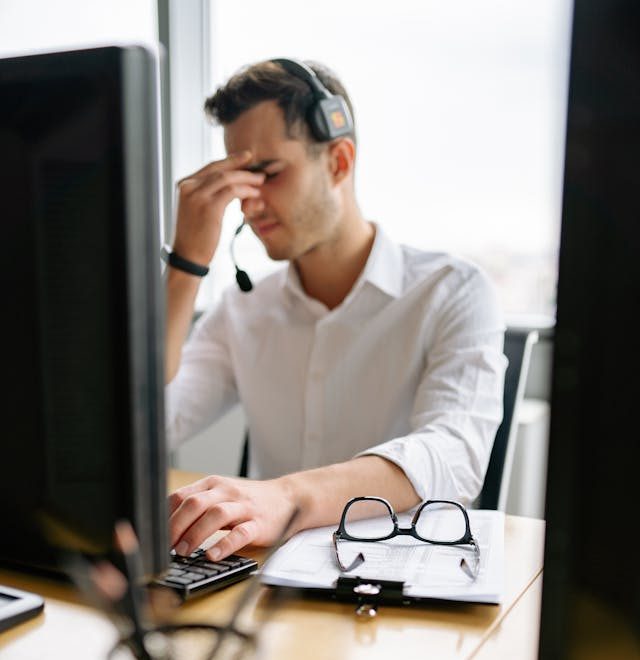 Digitale Augenbelastung: Wenn Bildschirmarbeit die Augen stresst 3 pexels yankrukov 8867253 1 e1731250145492