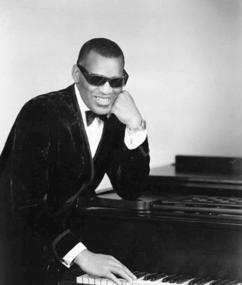 Fakten ĂŒber das Auge 32 Ray Charles classic piano pose